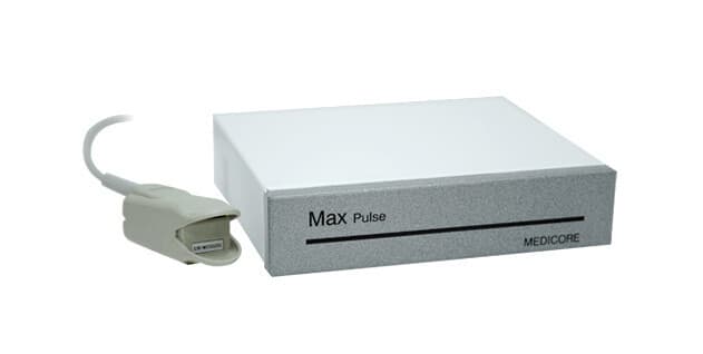 Skutečný přístroj Max Pulse se sondou na prst